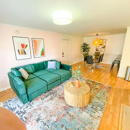 Stylish 2Br With Balcony And Optional Parking Near Vanderbilt & Broadway